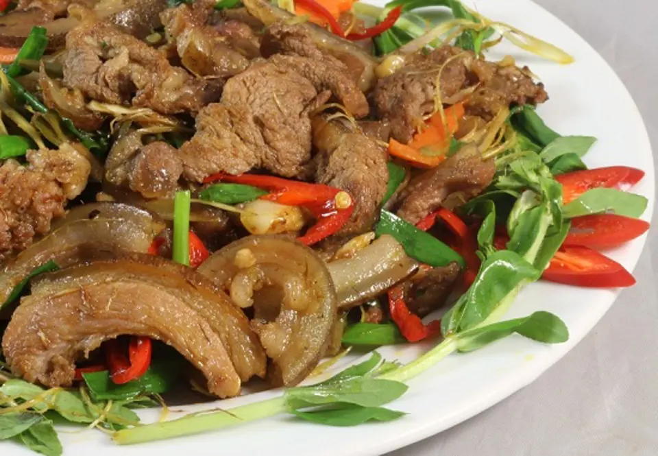 Cách làm món thịt lợn xào xả ớt cực đơn giản
