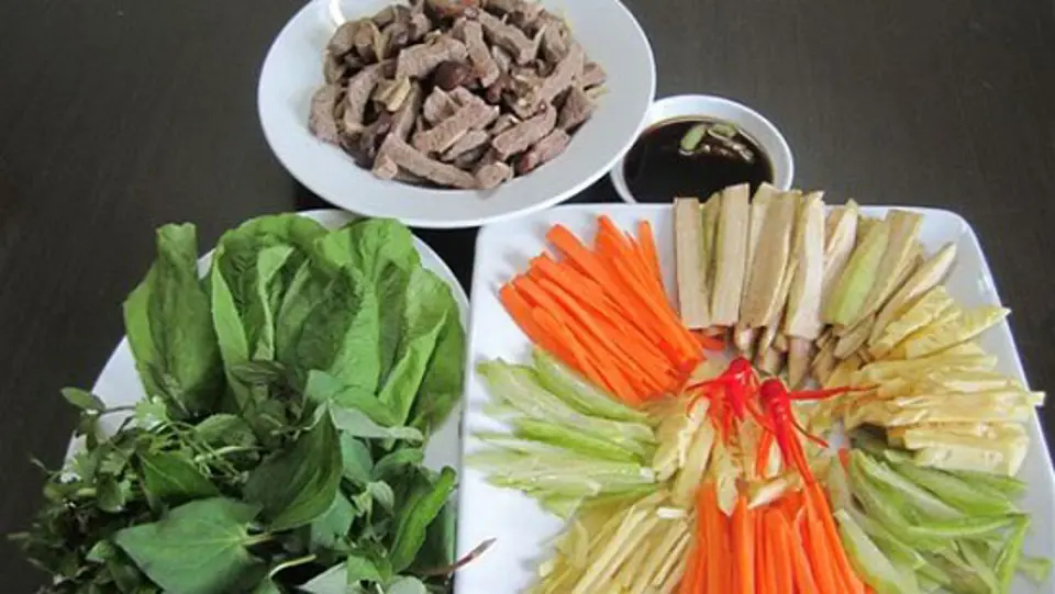Cách làm thịt bò cuốn lá cải ngon lạ miệng