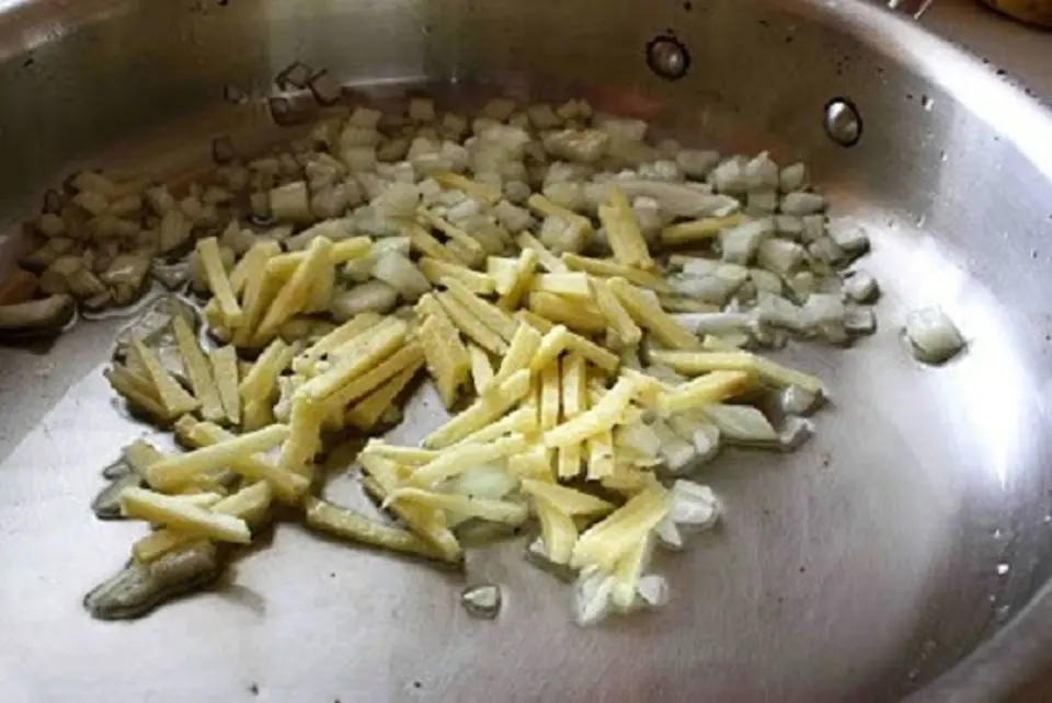 Cách làm thịt bò cuốn lá cải ngon lạ miệng