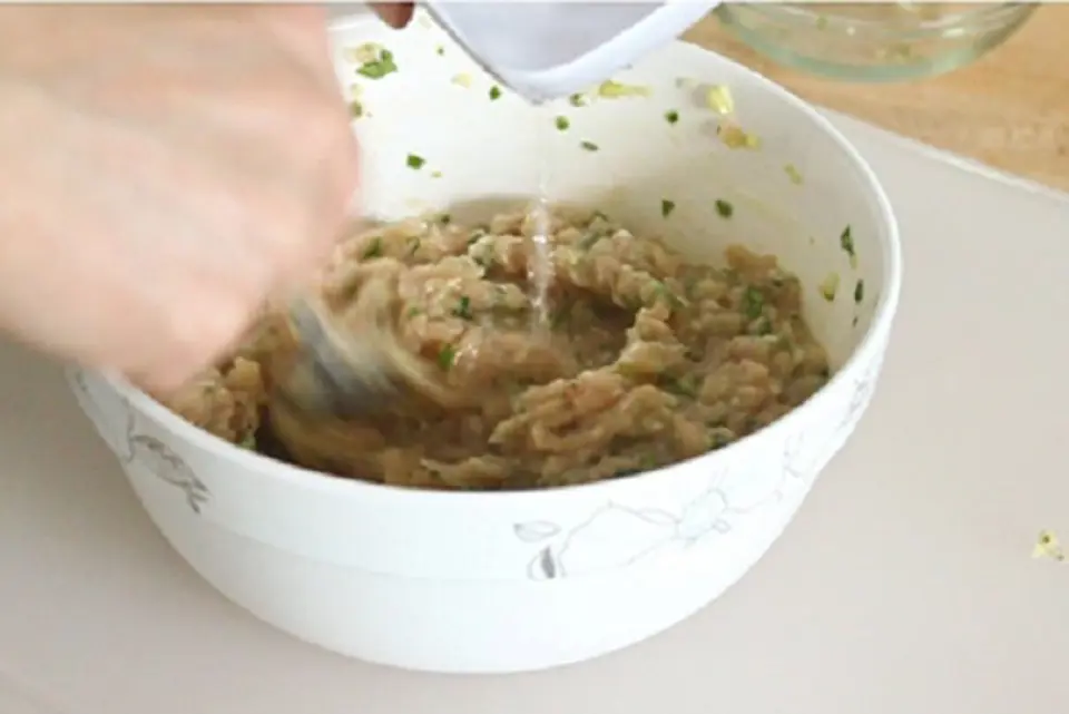 Hướng dẫn làm món canh cải bắp thịt viên đơn giản cho mùa hè
