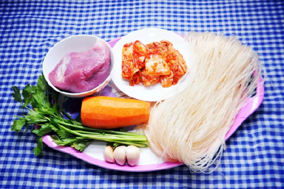 Hướng dẫn làm món miến xào kim chi ngon chuẩn Hàn Quốc Hướng dẫn làm món miến xào kim chi ngon chuẩn Hàn Quốc