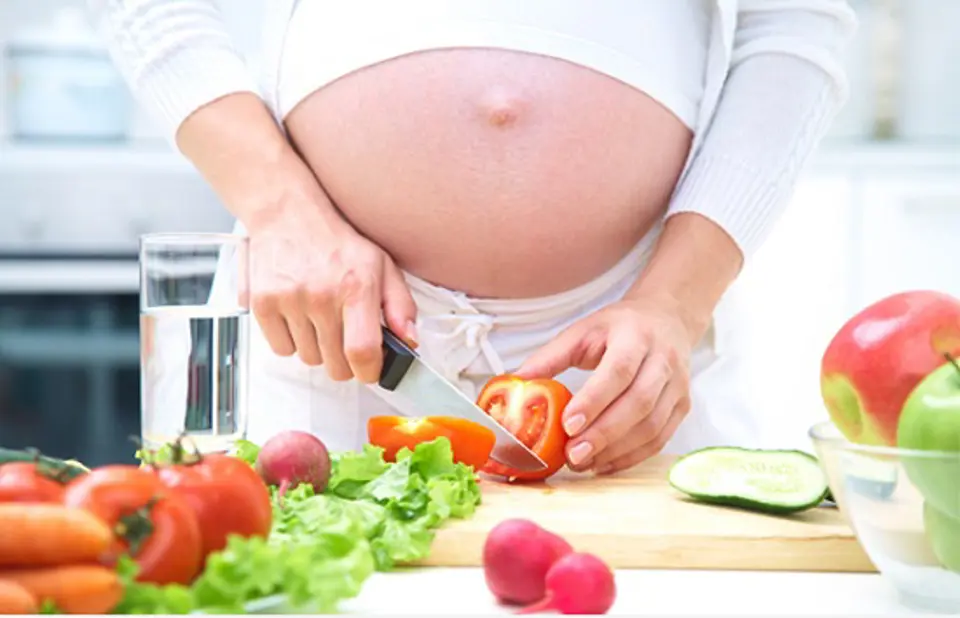 Những loại thực phẩm bà bầu nên tránh khi mang thai
