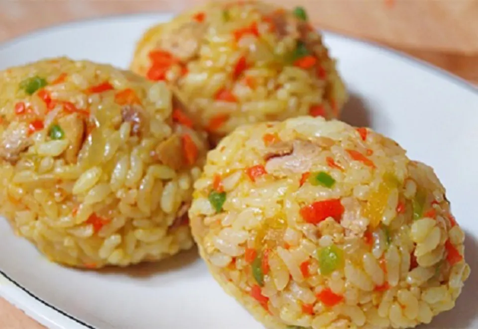 Cách làm cơm viên xúc xích chiên giòn cho bữa ăn dã ngoại Cách làm cơm viên xúc xích chiên giòn cho bữa ăn dã ngoại