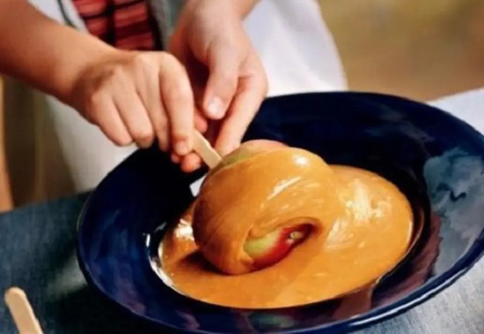 Cách làm kẹo “ Táo độc” caramel cho ngày Halloween