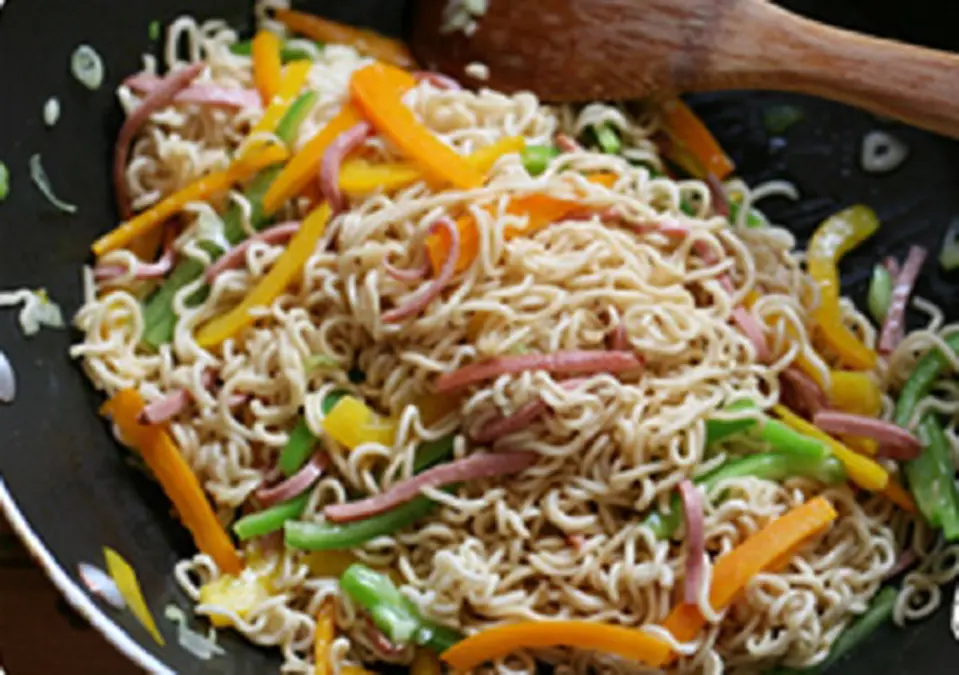 Cách làm mì xào với rau củ