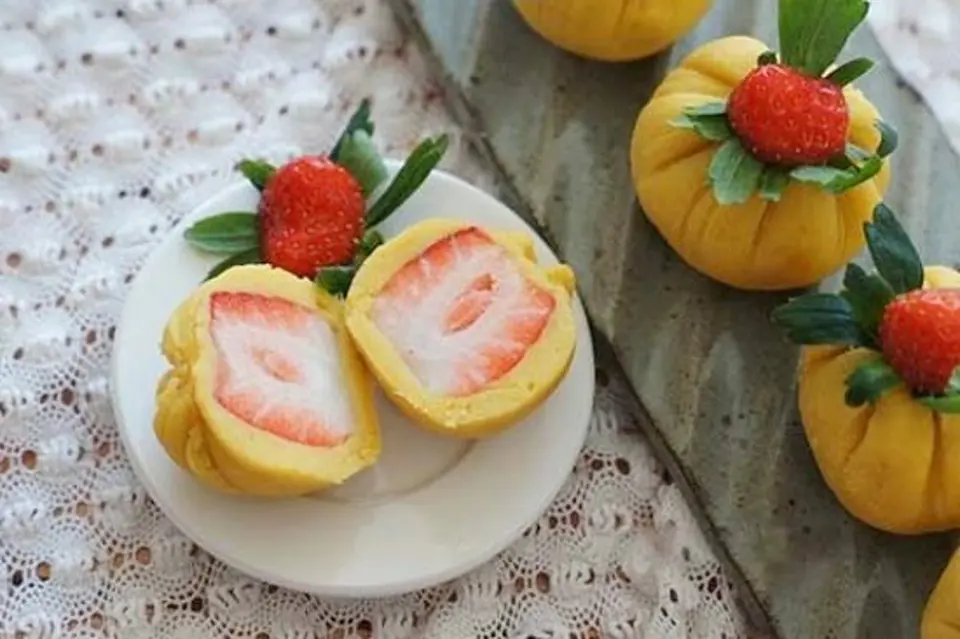 Cách làm món bánh khoai lang bọc dâu tây xinh xắn đáng yêu