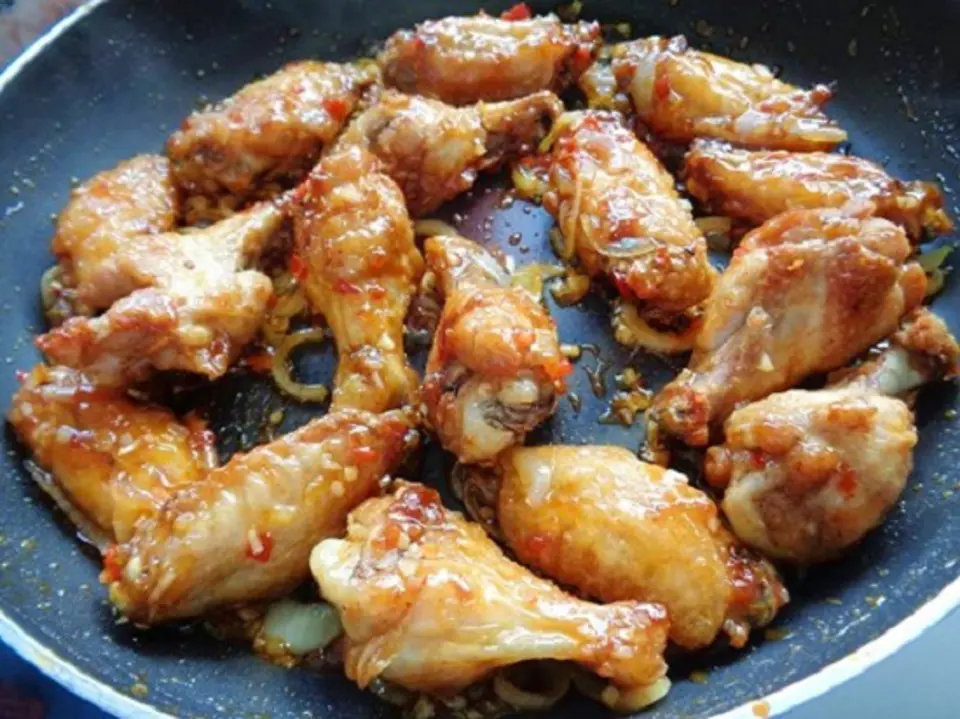 Cách làm món cánh gà om hạt dẻ bùi thơm hấp dẫn