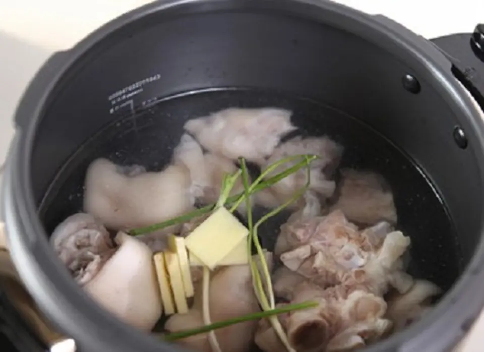 Cách làm món chân giò hầm đậu nành đơn giản thơm ngon