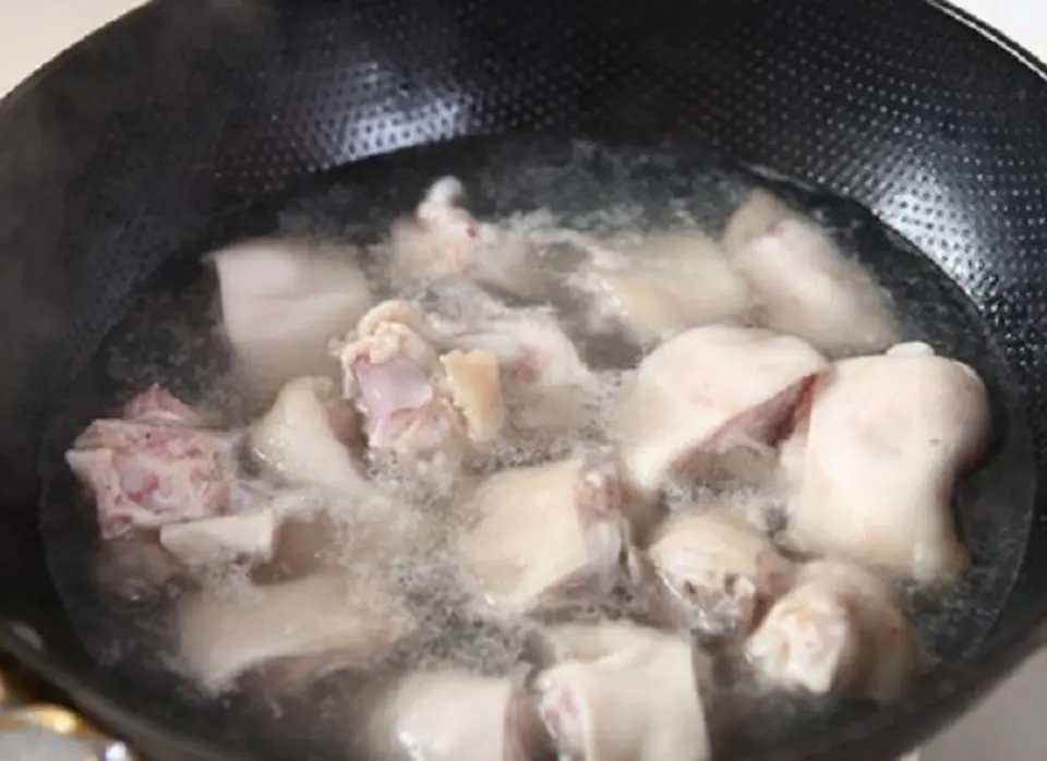 Cách làm món chân giò hầm đậu nành đơn giản thơm ngon