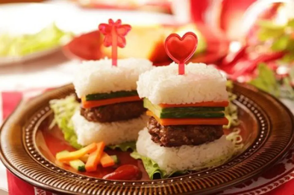 Cách làm món cơm kẹp thịt đơn giản cho bữa trưa công sở