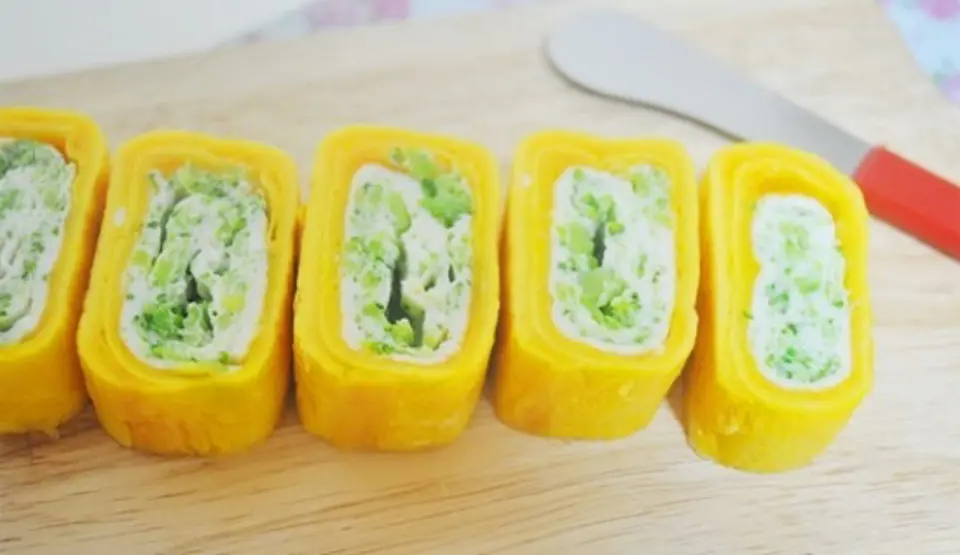 Cách làm món trứng cuộn bông cải đơn giản hấp dẫn Cách làm món trứng cuộn bông cải đơn giản hấp dẫn
