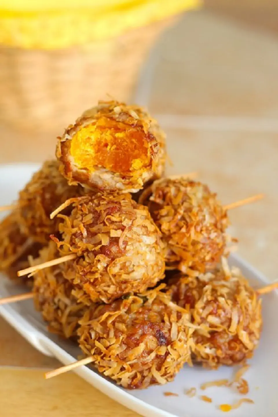 Cách làm món trứng muối cuộn thịt chiên giòn cả nhà cùng mê