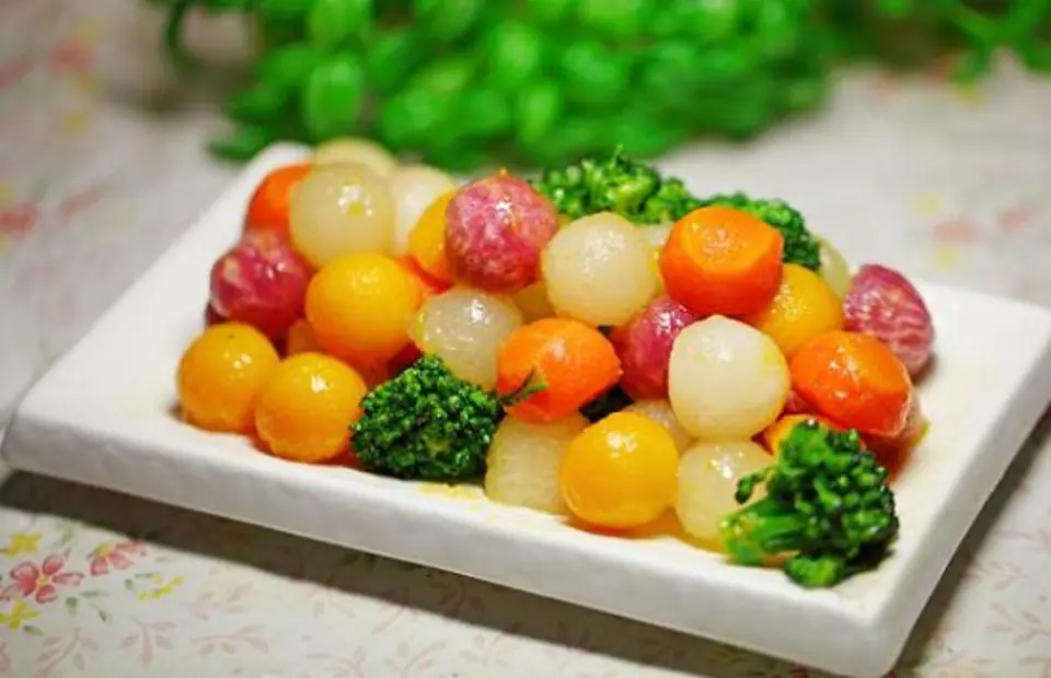 Cách làm rau củ xào tỏi ngũ sắc lạ mắt