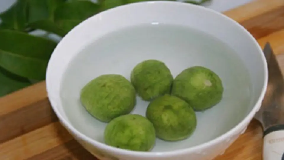 Cách làm vịt om sấu thật ngon cho bữa ăn ngày hè
