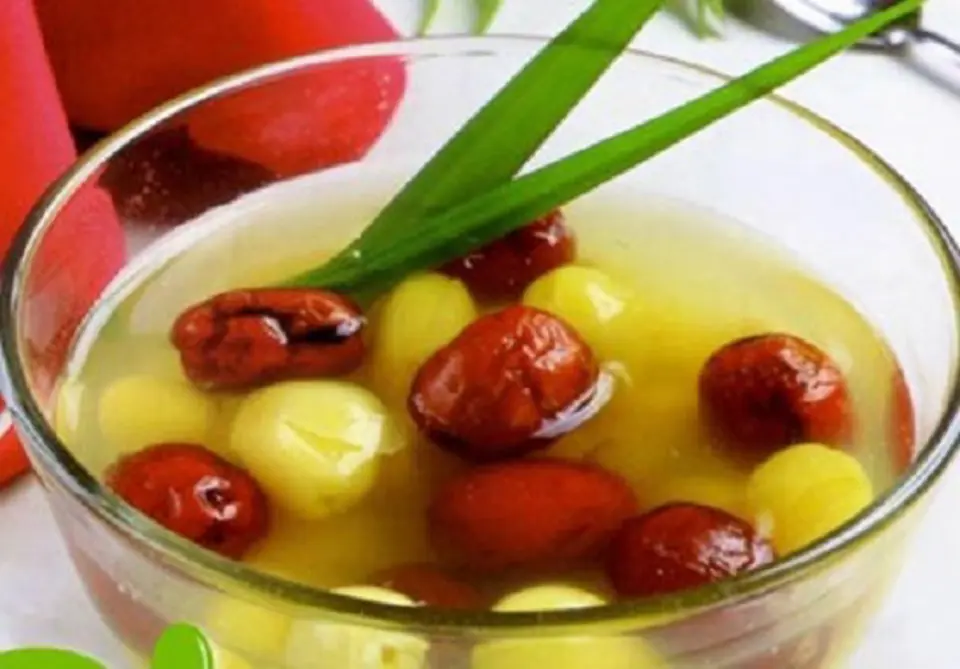 Cách nấu chè hạt sen táo đỏ