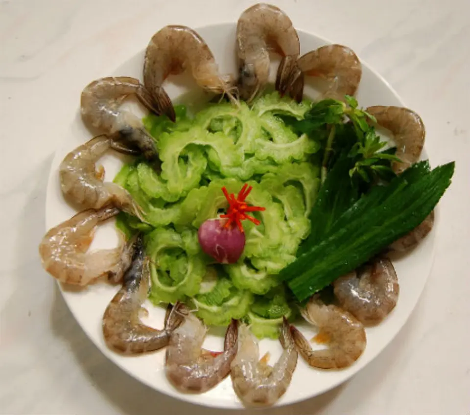 Canh mướp đắng nấu tôm thịt thanh mát đưa cơm