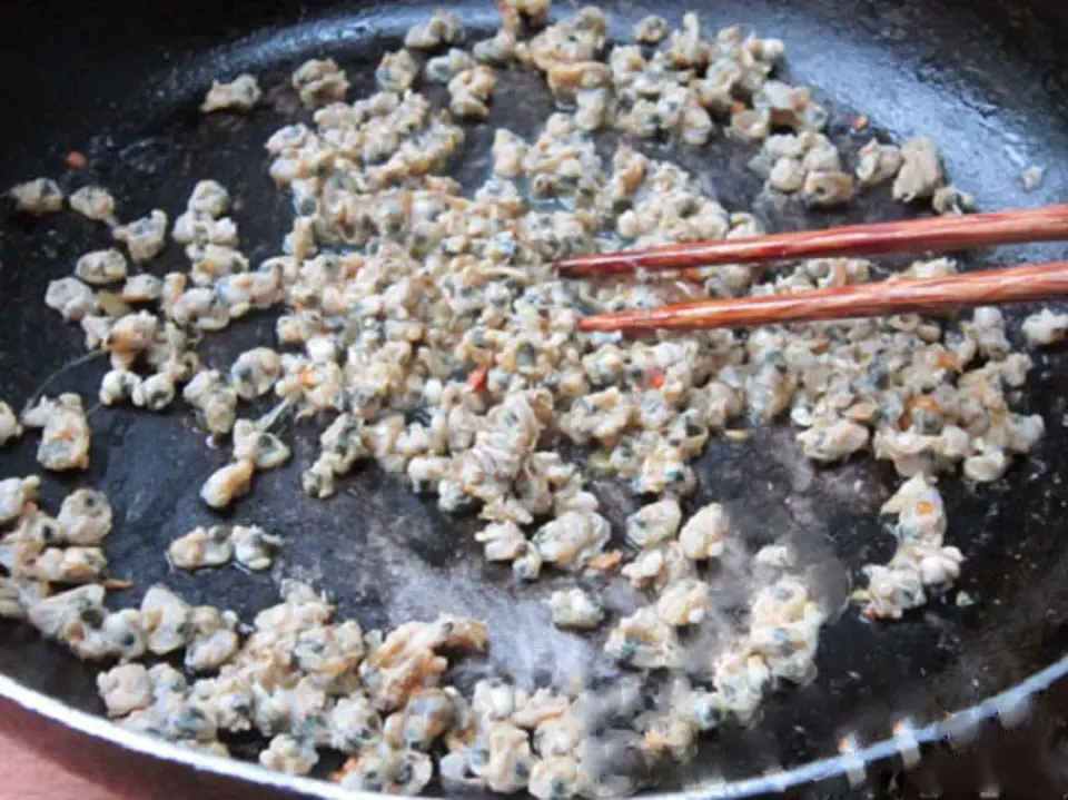 Công thức món canh ngọn bí nấu hến lạ miệng, thanh nhiệt
