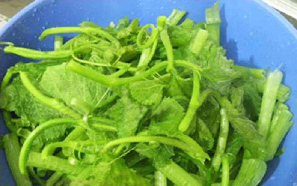 Công thức món canh ngọn bí nấu hến lạ miệng, thanh nhiệt