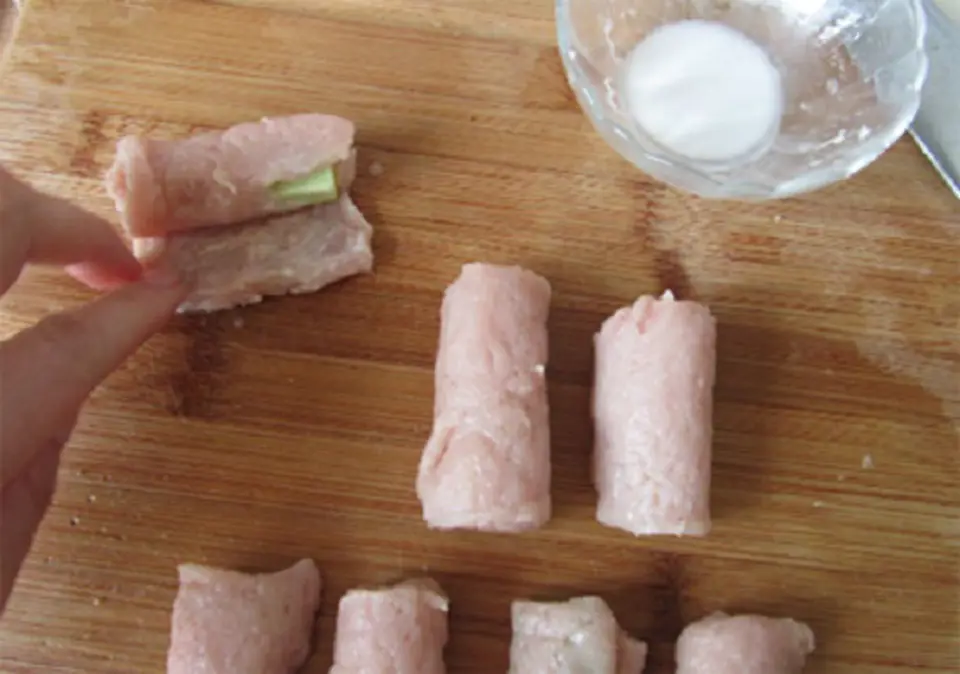 Hướng dẫn làm món ăn vặt thịt cuộn chiên giòn tan