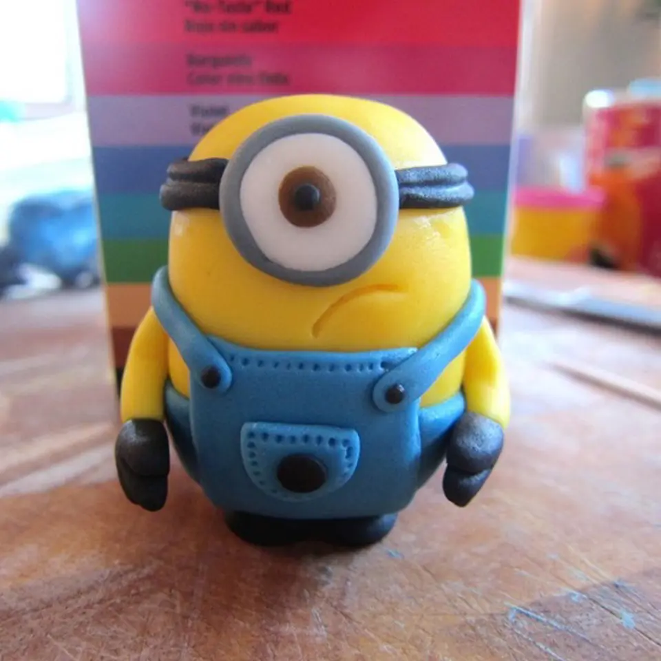 Tạo hình Minion bằng fondant đơn giản ngộ nghĩnh