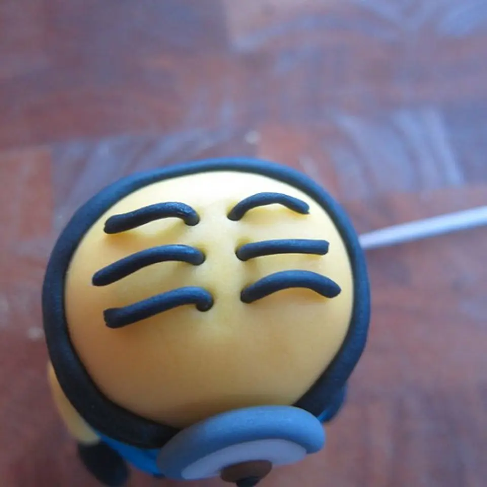 Tạo hình Minion bằng fondant đơn giản ngộ nghĩnh