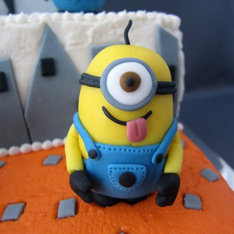 Tạo hình Minion bằng fondant đơn giản ngộ nghĩnh