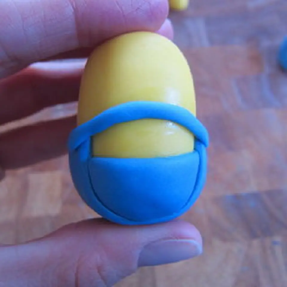 Tạo hình Minion bằng fondant đơn giản ngộ nghĩnh
