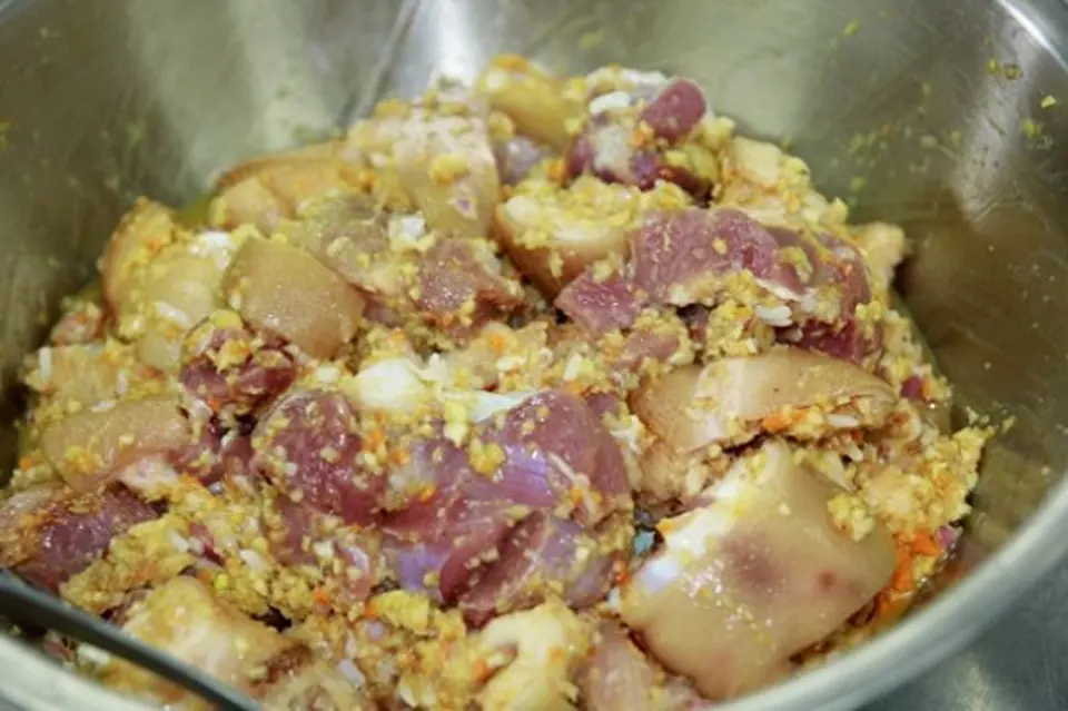 Thịt ba chỉ kho riềng vị ngon giản dị