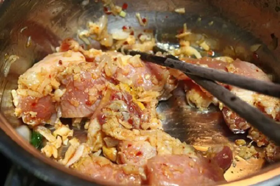 Thịt ba chỉ kho riềng vị ngon giản dị