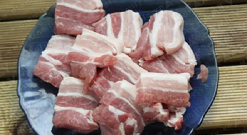 Thịt ba chỉ kho riềng vị ngon giản dị