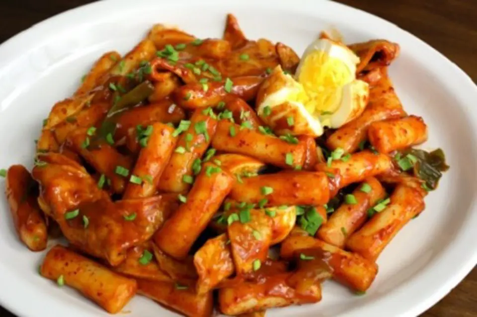 Tự làm bánh&nbsp;gạo tokbokki Hàn Quốc đơn giản ngay tại nhà