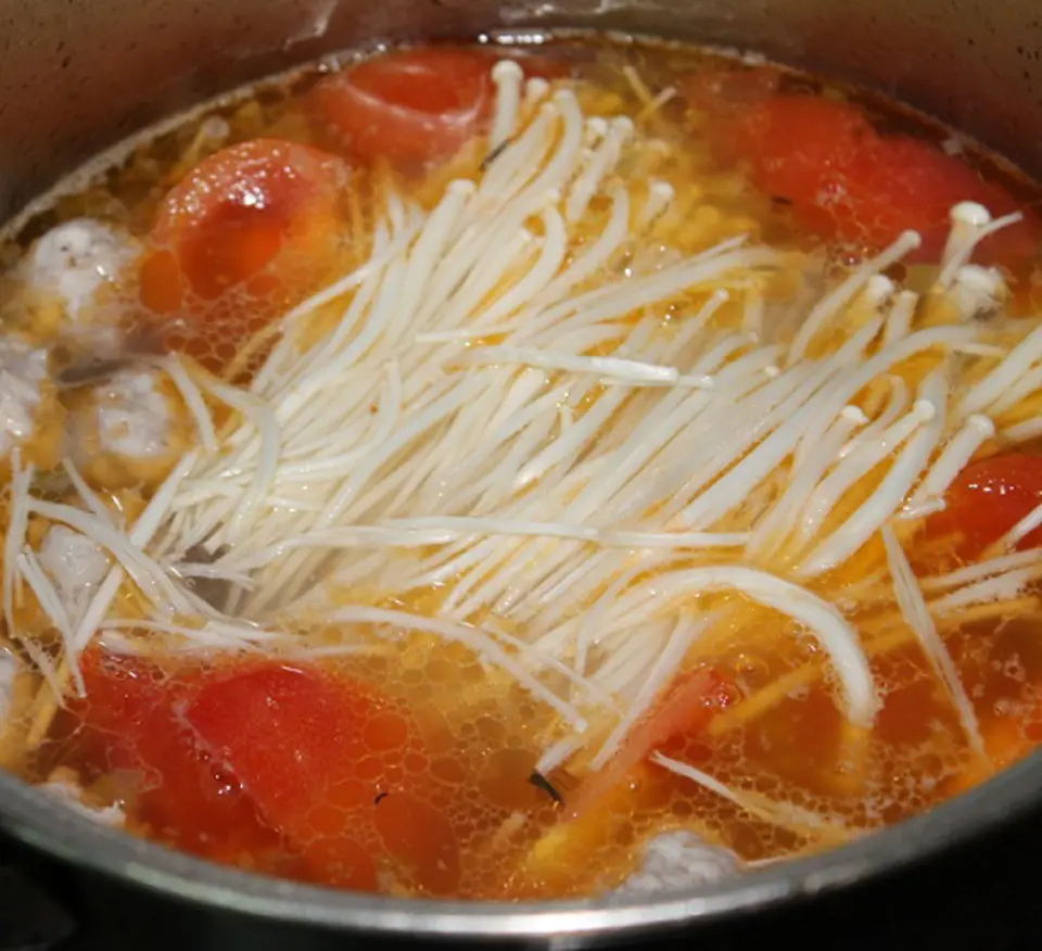 Bí quyết làm canh thịt viên nấu nấm cực dễ