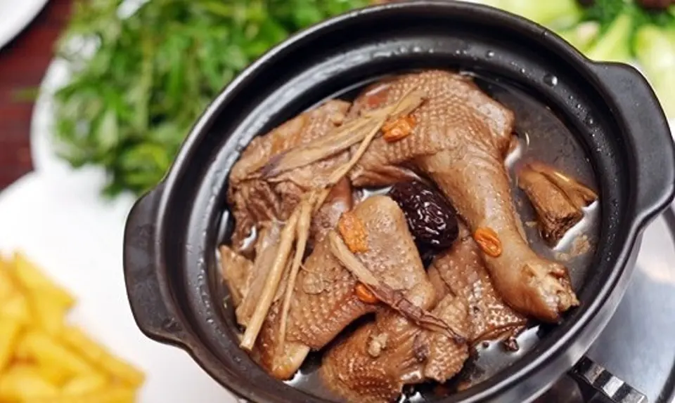 Bổ dưỡng với công thức gà tần thuốc bắc siêu đơn giản Bổ dưỡng với công thức gà tần thuốc bắc siêu đơn giản