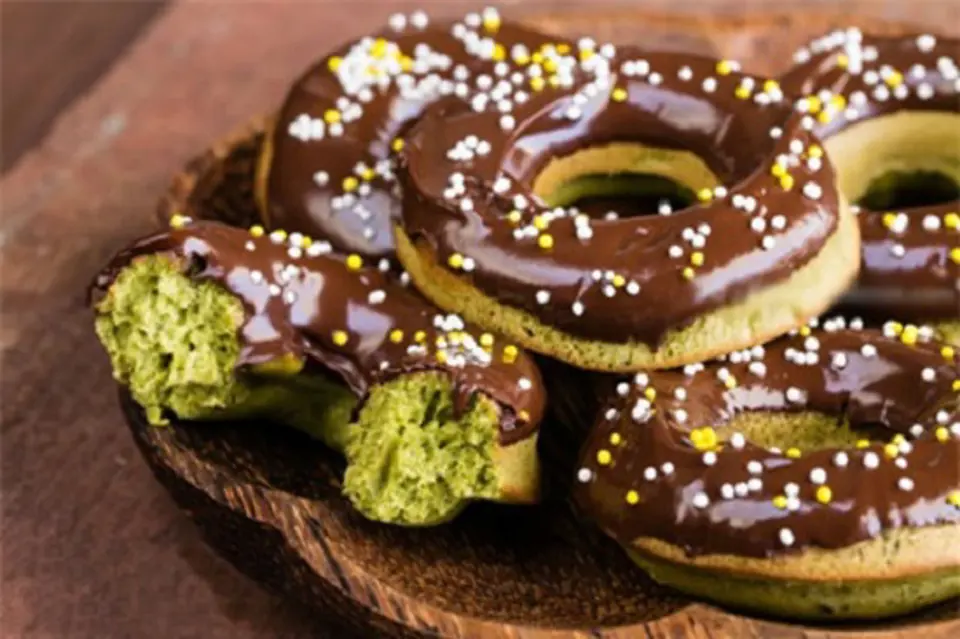 Cách làm bánh Donut trà xanh bọc sôcôla ngon tuyệt