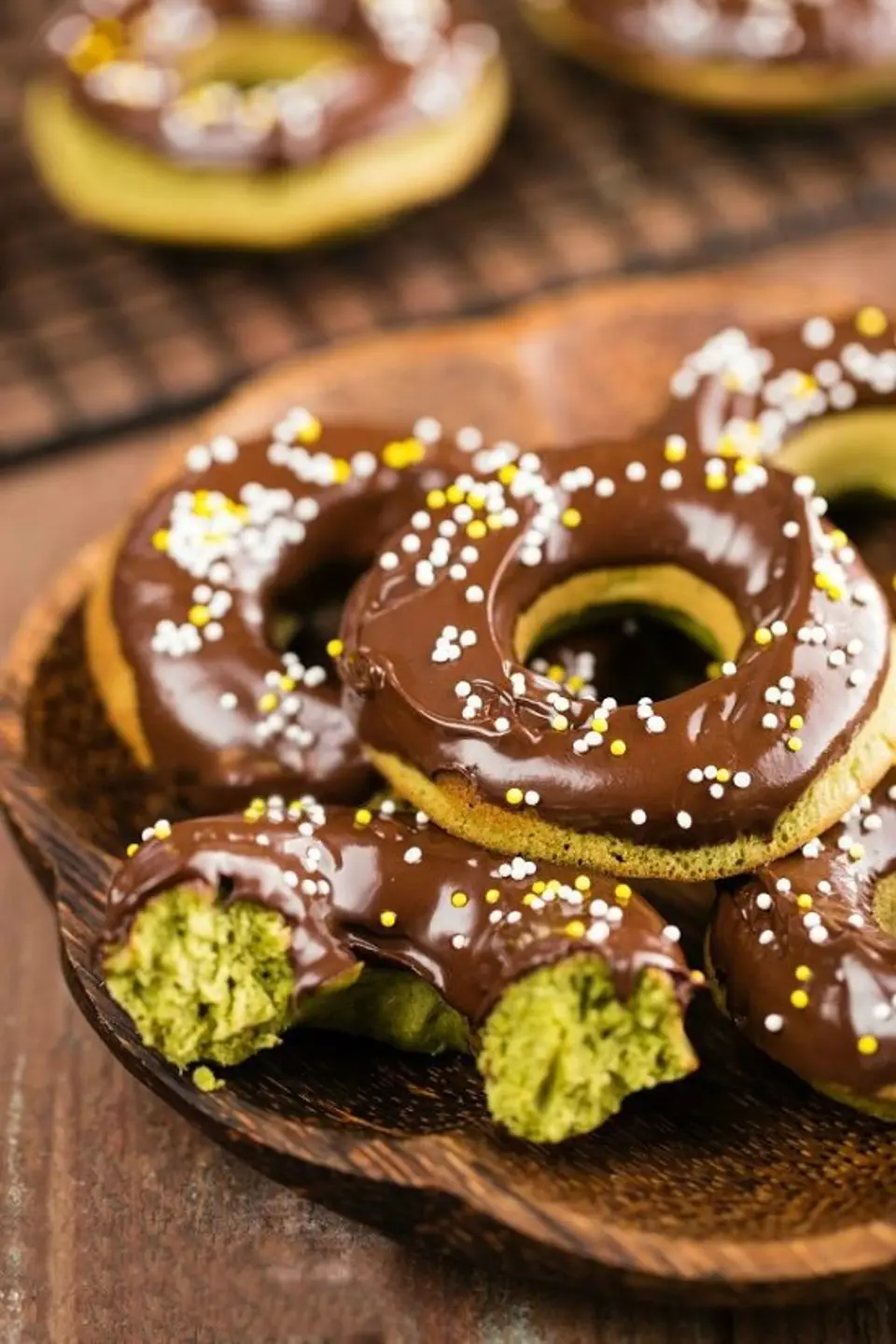 Cách làm bánh Donut trà xanh bọc sôcôla ngon tuyệt