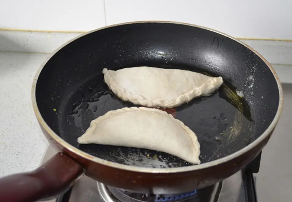 Cách làm bánh xếp nhân tép nóng hổi