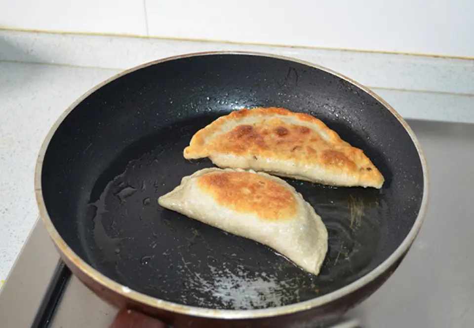Cách làm bánh xếp nhân tép nóng hổi