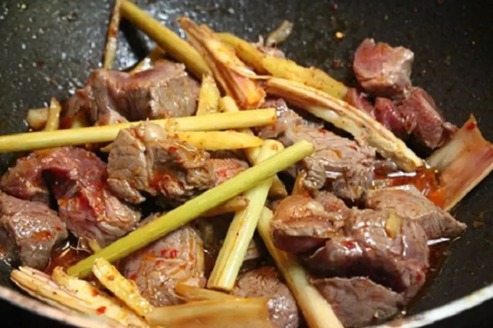 Cách làm bắp bò kho gừng sả thơm lừng đậm đà