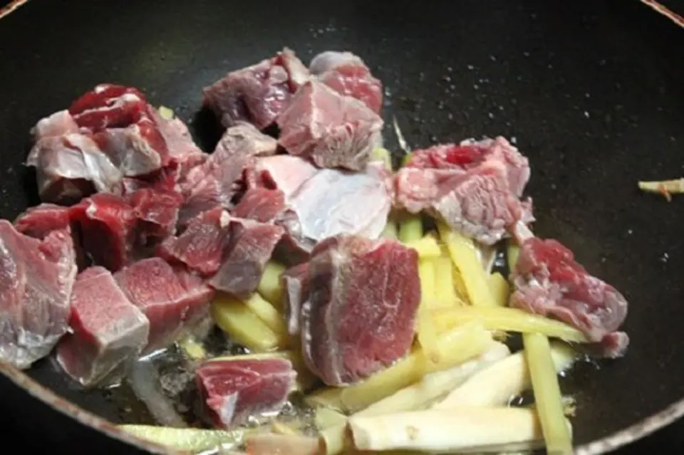 Cách làm bắp bò kho gừng sả thơm lừng đậm đà