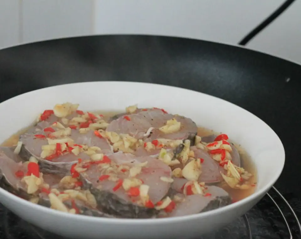 Cách làm cá hấp tiêu thơm ngon đậm đà