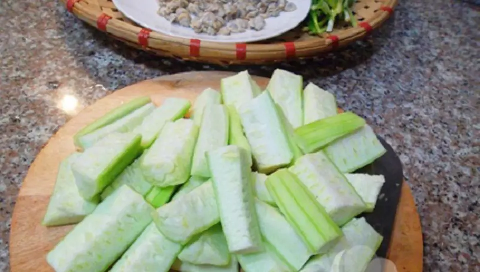 Cách làm canh hến nấu mướp ngọt mát cho ngày hè
