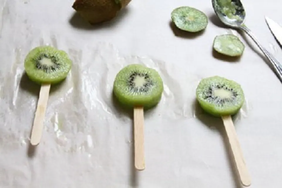 Cách làm kem kiwi bọc socola ngọt mát cho mùa hè