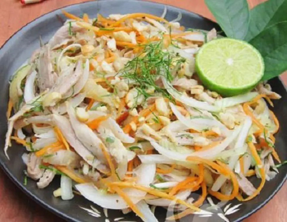 Cách làm món nộm gà hành tây chống ngán ngày hè