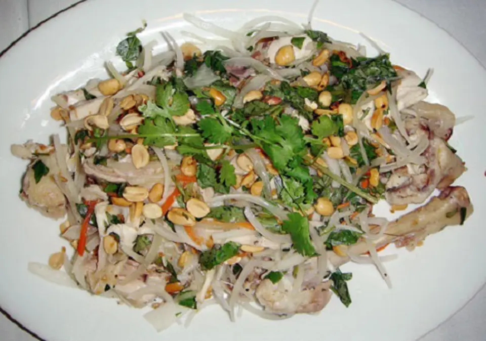 Cách làm món nộm gà hành tây chống ngán ngày hè