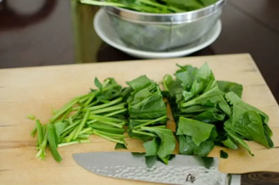 Cách làm món rau chân vịt chiên ăn là nghiền