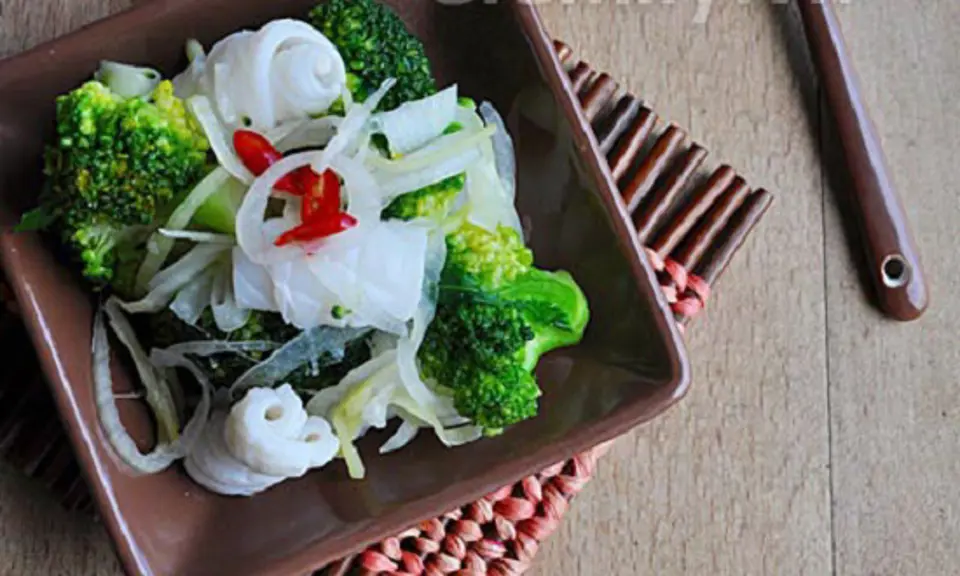 Cách làm mực trộn bông cải xanh hấp dẫn