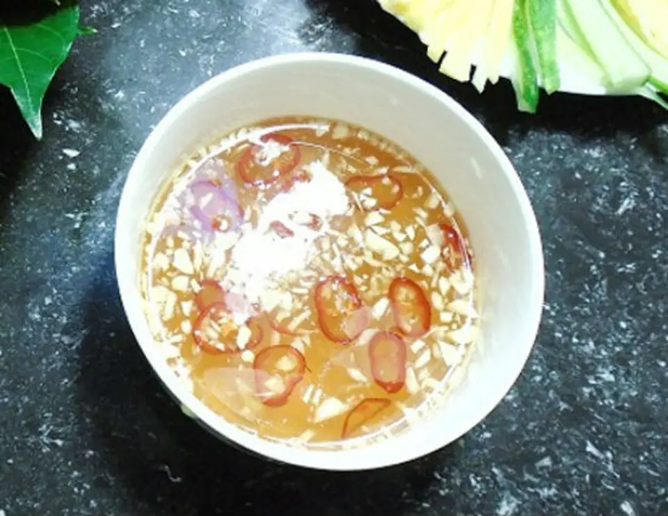 Cách làm nem tai thính cuốn lá sung tại nhà