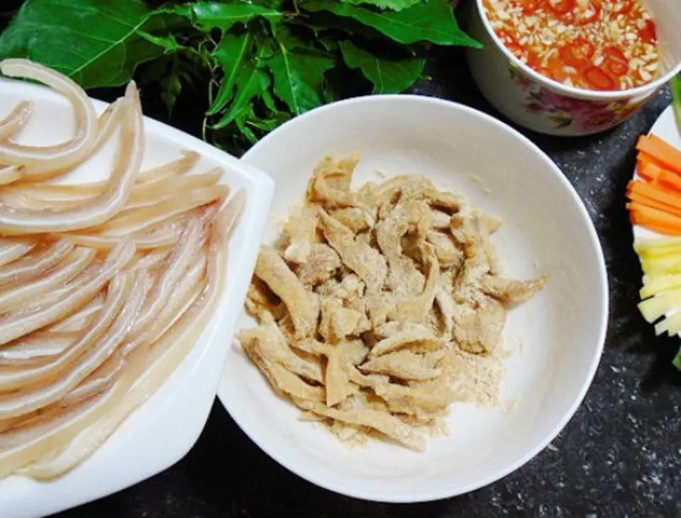 Cách làm nem tai thính cuốn lá sung tại nhà