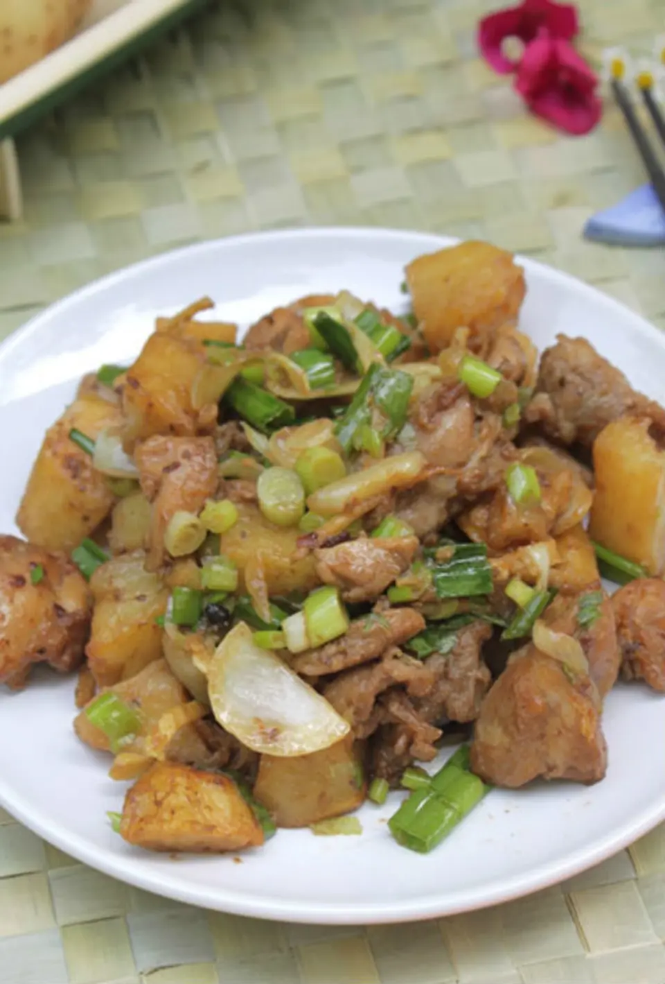 Cách nấu khoai tây xào thịt gà ngon miễn chê