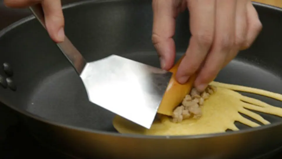 Công thức làm pancake cuộn xúc xích bò năm ngon miễn chê Công thức làm pancake cuộn xúc xích bò năm ngon miễn chê